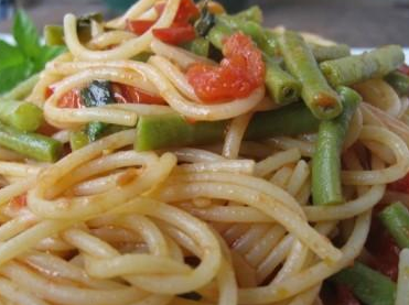 Spaghetti ai fagioli serpenti e pomodoro