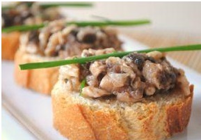 Crostini di pane con funghi champignon