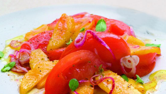 Pesche in insalata con pomodori