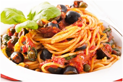 Spaghetti ai pomodori freschi, olive e capperi