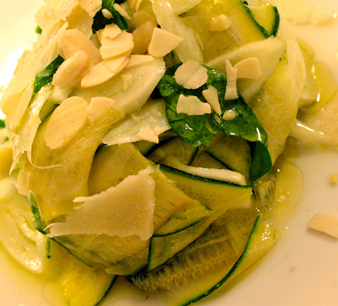 Carpaccio di zucchine con parmigiano e mandorle